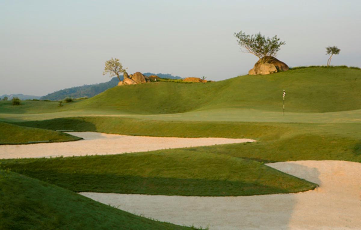 #10 green at Vista Verde shows a couple of the large boulders that pepper the entire golf course. 