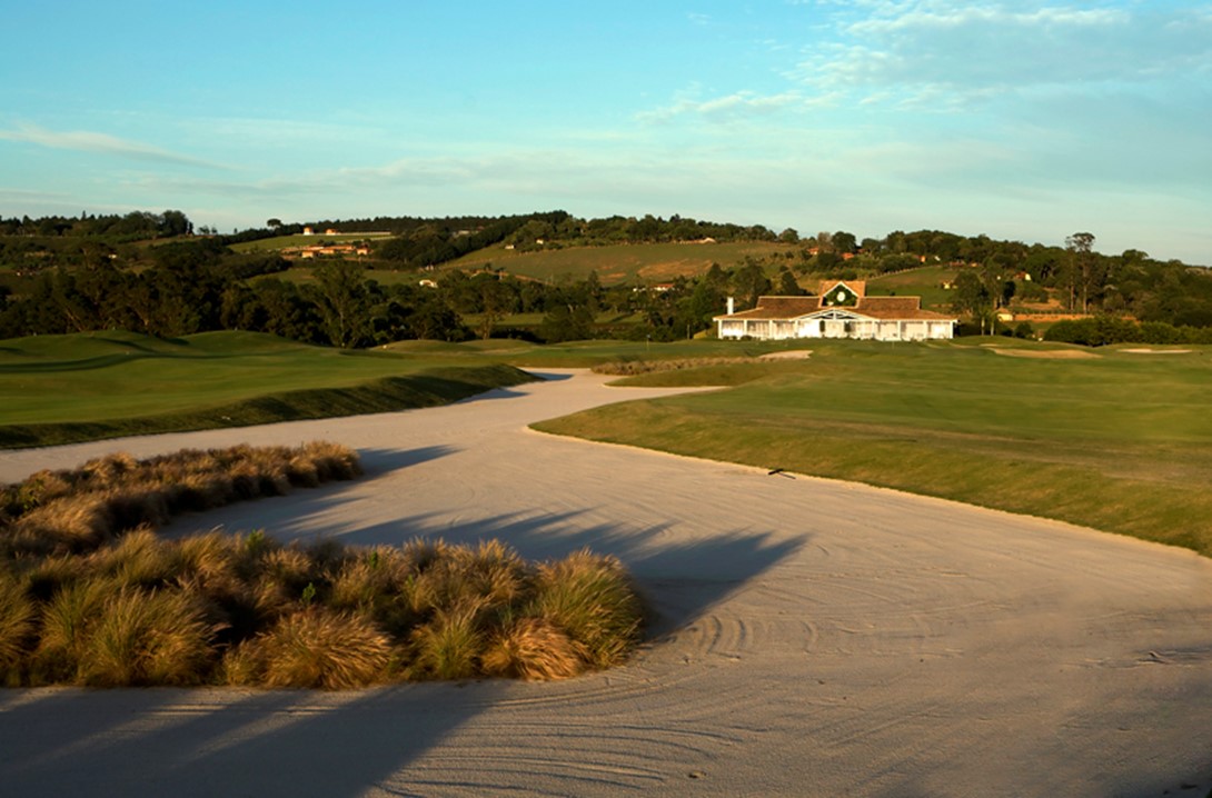 These are the two finishing holes (#9 & #18) at Quinta da Baroneza near Itatiba, Sao Paulo.  A tee to green bunker separates these two dramatic holes. 